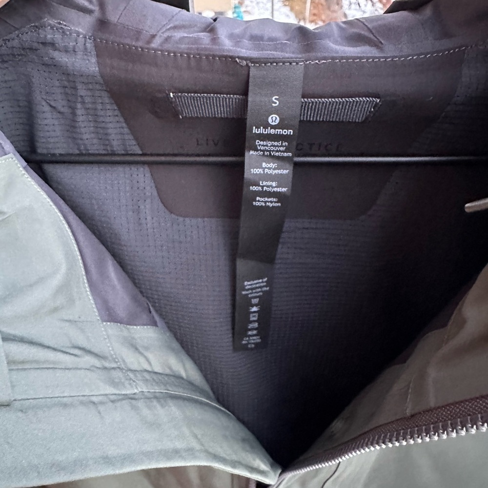 Lululemon Outpour Shell Jacket - Picture 4 of 9